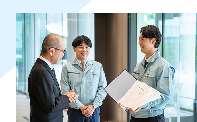 現場担当者と打合せをするアステックペイントの営業担当