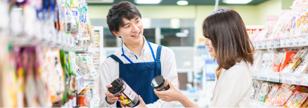 店舗で接客する従業員と来店客