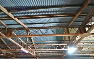 折板屋根の屋根裏