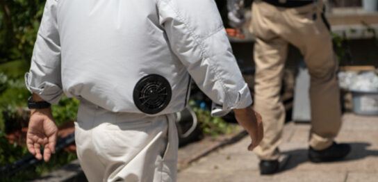 空調服を着た男性