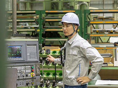 工場　機械操作