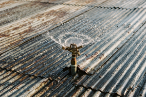 スプリンクラーが付いたトタン屋根