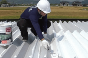 屋根塗装をする作業員