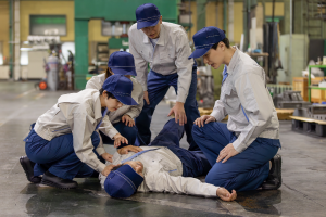 作業現場で倒れた男性