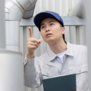 指さし確認をする男性作業員