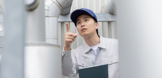 指さし確認をする男性作業員