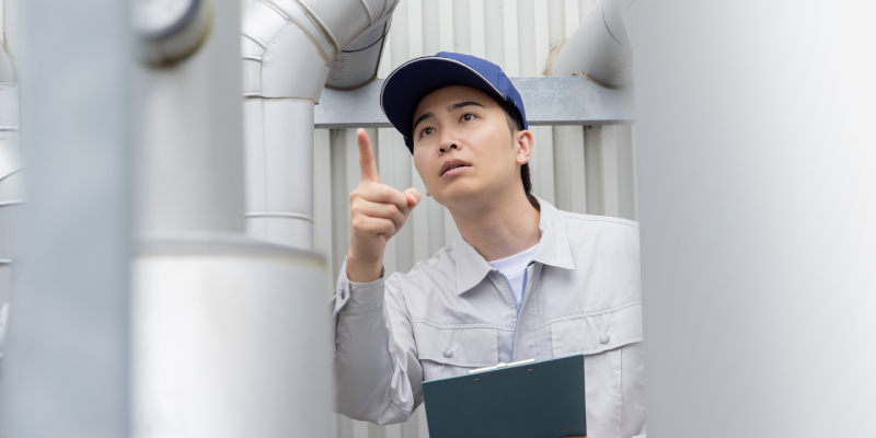 指さし確認をする男性作業員