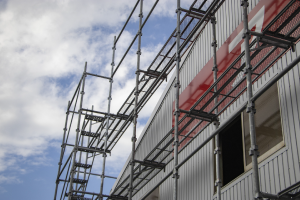 足場の立っている工場