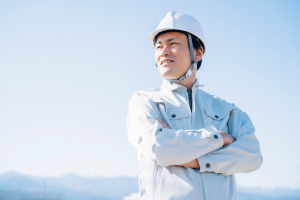 腕組みをする作業員