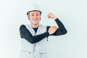 ガッツポーズをする塗装職人