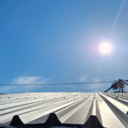 太陽光が当たる金属屋根