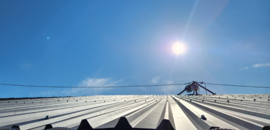 太陽光が当たる金属屋根