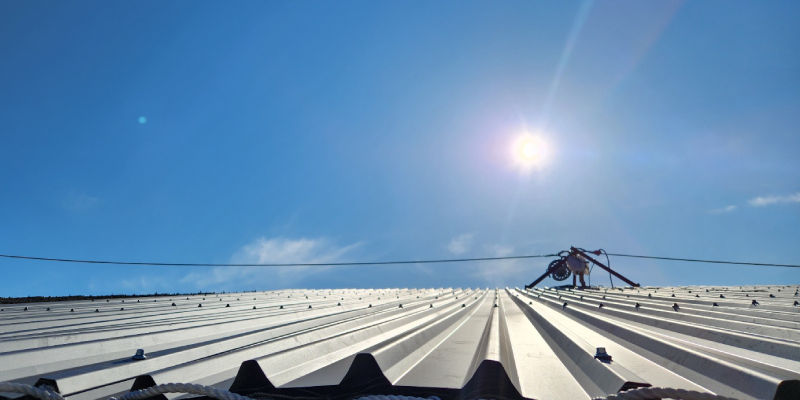 太陽光が当たる金属屋根