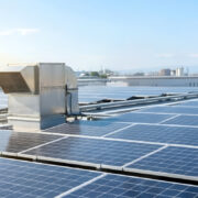 太陽光パネルが設置された工場屋根