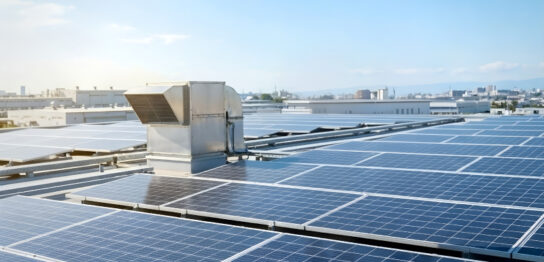 太陽光パネルが設置された工場屋根